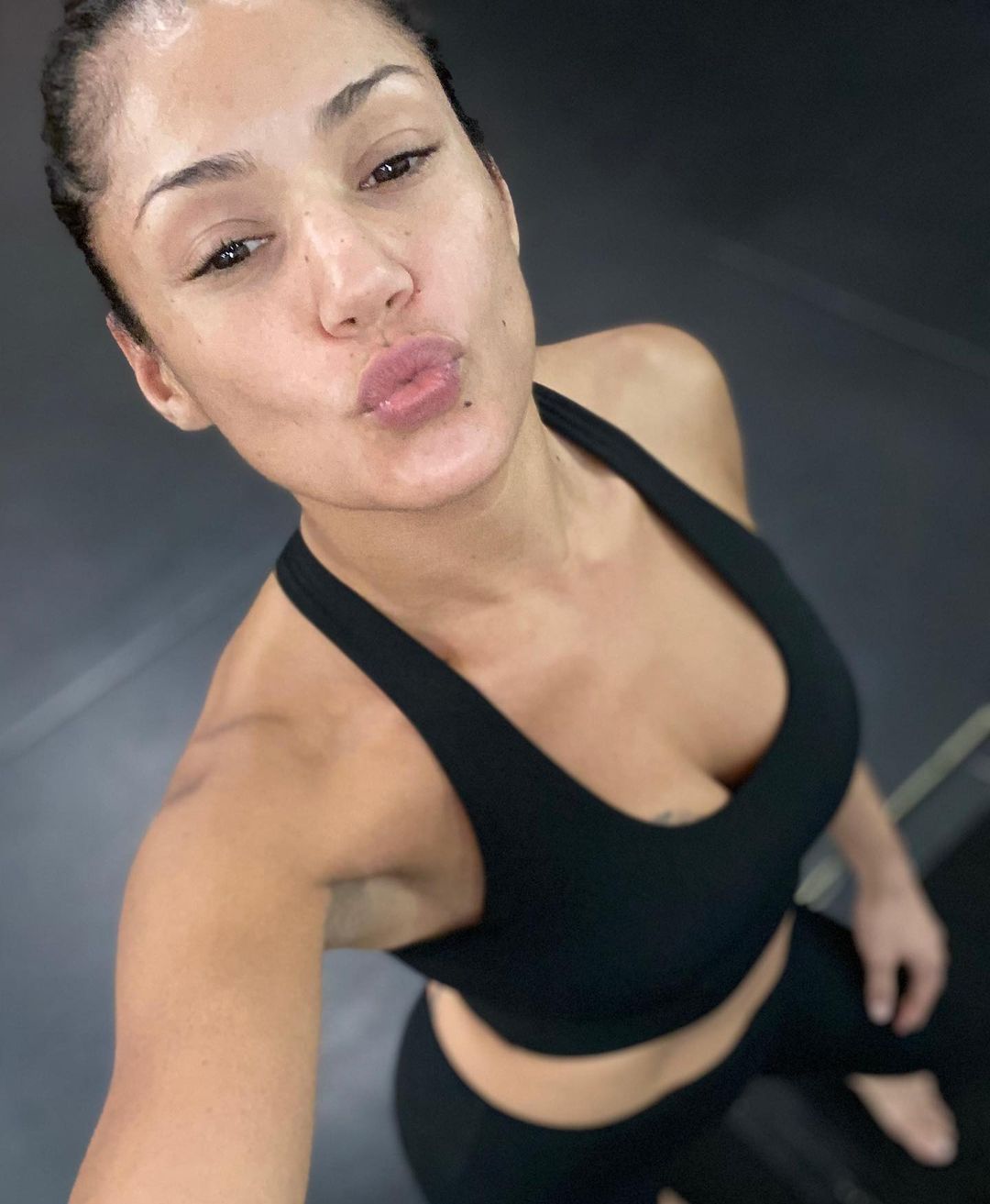 Photo n°7 : MMA Hottie Pearl Gonzalez s?est dguis en lapin sexy et a mang une carotte pour Pques!