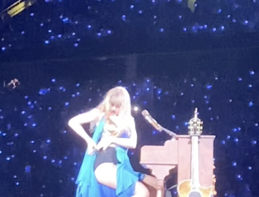 WAG Taylor Swift Has a Wardrobe Issue On Stage!
